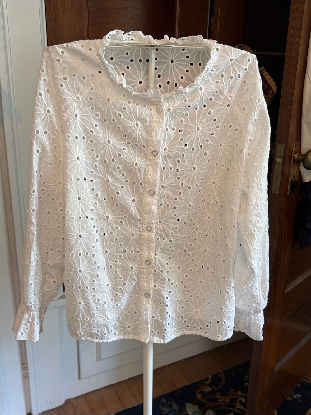 White Eyelet Button-Front Women’s Top- unbranded‎ but so pretty